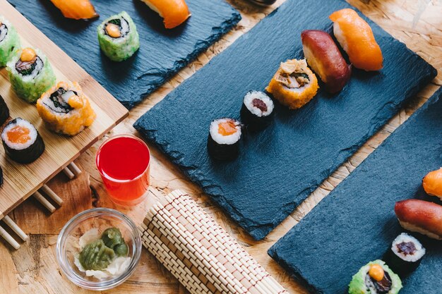 Desde arriba, el sake y el wasabi, cerca del sushi