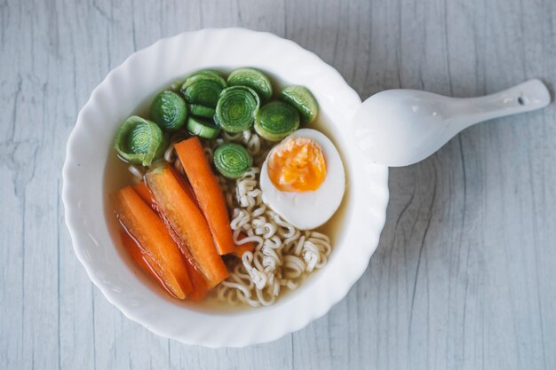 Foto gratuita desde arriba sopa de fideos