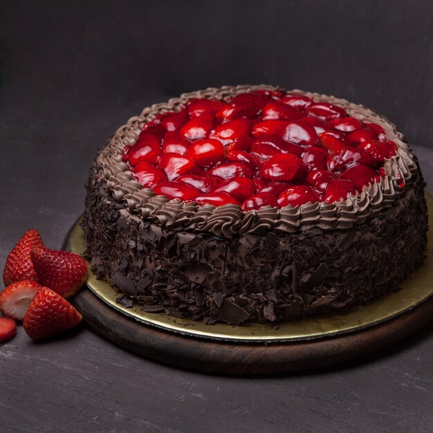 Desde arriba tarta de fresas con fresa en bandeja