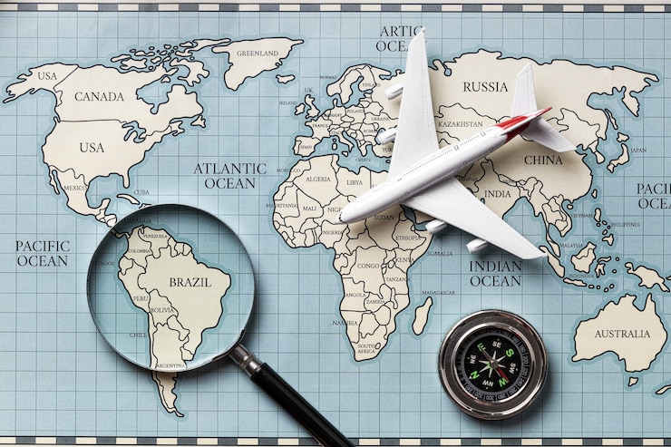 Foto gratuito arriba ver mapa de viaje y avión