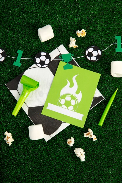 Arriba vista de los artículos de cumpleaños de fútbol