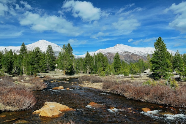 Foto gratuita arroyo y montaña nevada con nubes en yosemite.