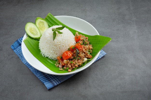 Foto gratuita arroz con albahaca y cerdo picado.