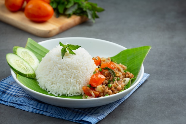 Foto gratuita arroz con albahaca y cerdo picado.