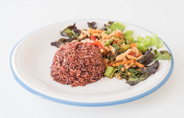 arroz de baya con proteína de tofu revuelto y albahaca