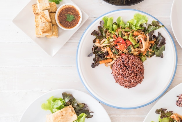 arroz de baya con proteína de tofu revuelto y albahaca