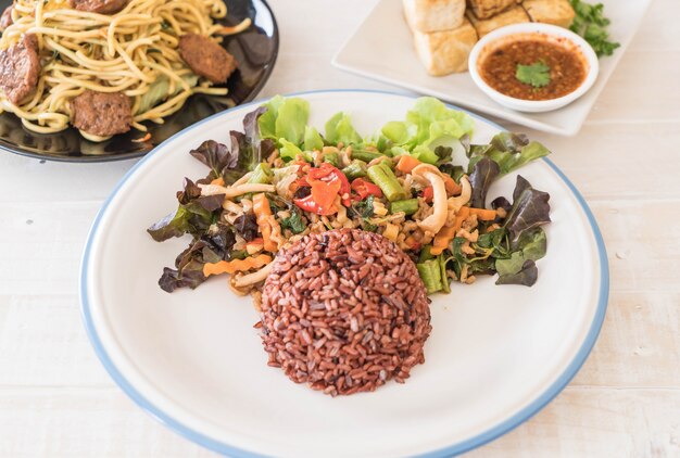 arroz de baya con proteína de tofu revuelto y albahaca