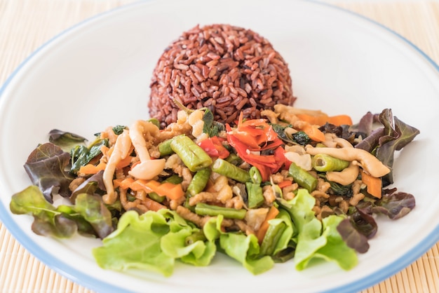 arroz de baya con proteína de tofu revuelto y albahaca