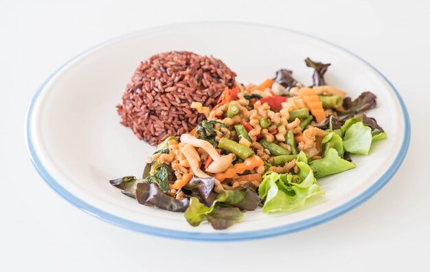 arroz de baya con proteína de tofu revuelto y albahaca