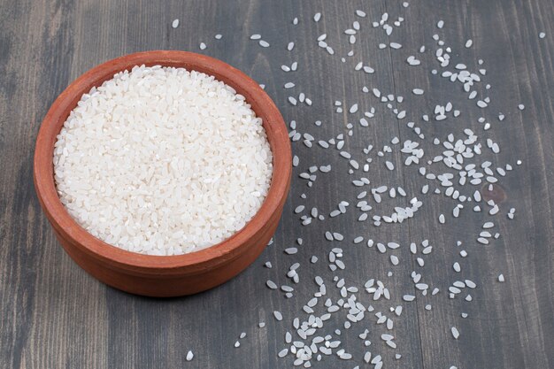 Arroz blanco al vapor en cuenco de cerámica