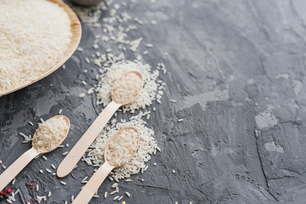 Foto gratuita arroz blanco crudo sobre una superficie de concreto rugosa