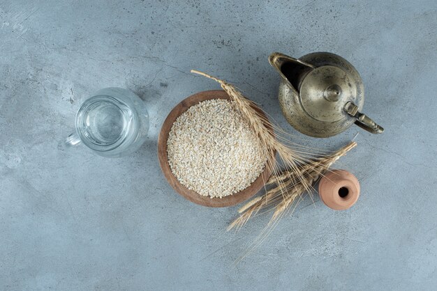 Arroz blanco dentro de una taza de madera. Foto de alta calidad