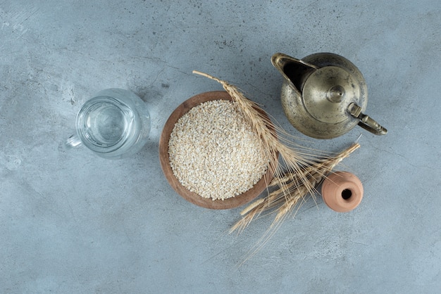 Arroz blanco dentro de una taza de madera. Foto de alta calidad