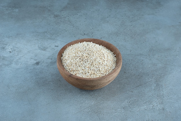 Arroz blanco dentro de una taza de madera. Foto de alta calidad