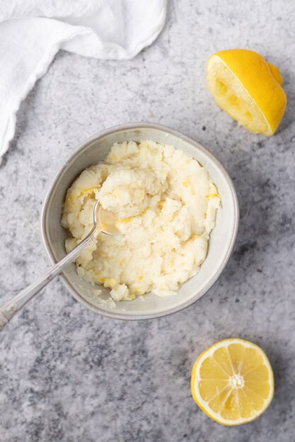 Arroz blanco en tazón de acero inoxidable