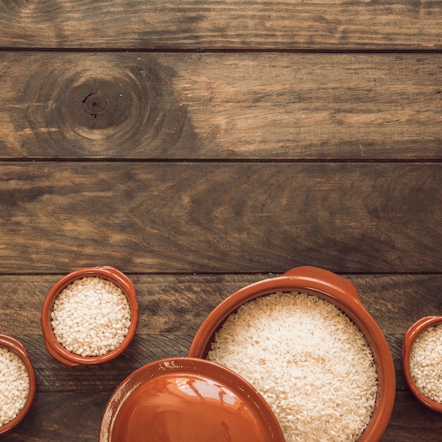 Arroz blanco en un tazón en la mesa de madera