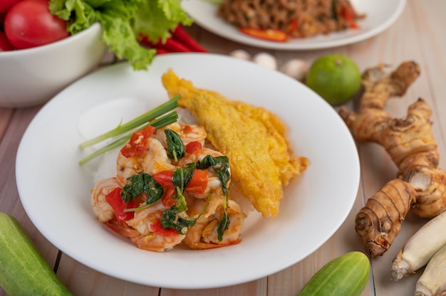 Arroz con camarones y tortilla en un plato blanco.