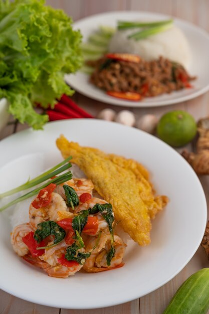 Arroz con camarones y tortilla en un plato blanco.