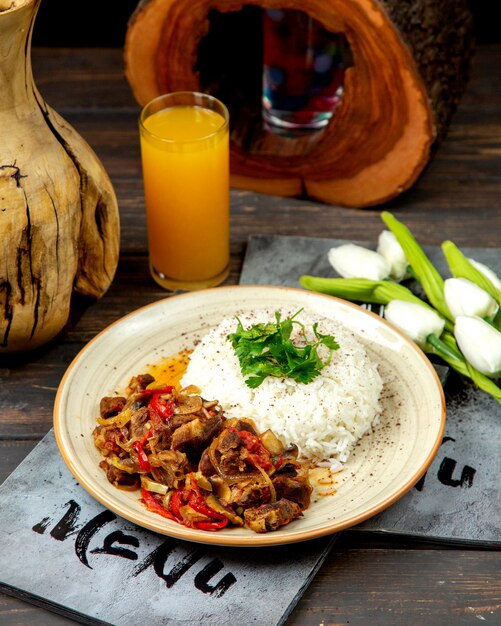 Arroz con carne frita cebolla y pimientos