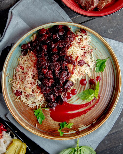 Arroz con carne en salsa de tomate vista lateral