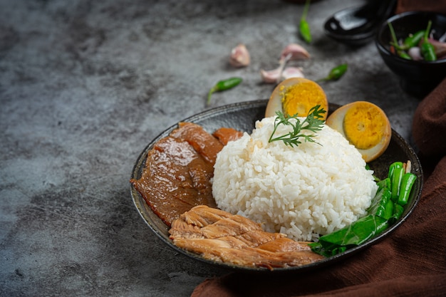 Arroz con cerdo chino estofado de cerdo bellas guarniciones, comida tailandesa.