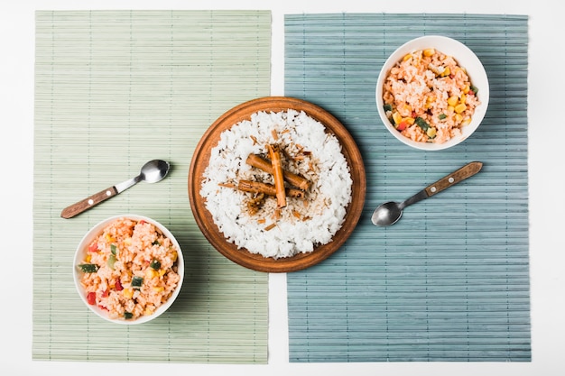 Arroz chino frito y al vapor con palitos de canela en mantel