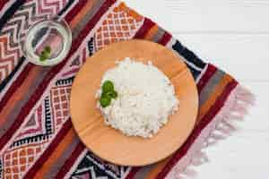 Foto gratuita arroz cocido sobre tabla de madera con agua.