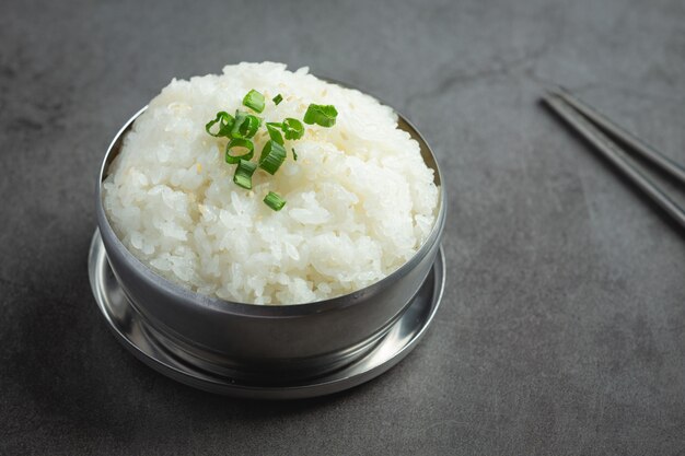 Arroz cocido tibio en un tazón