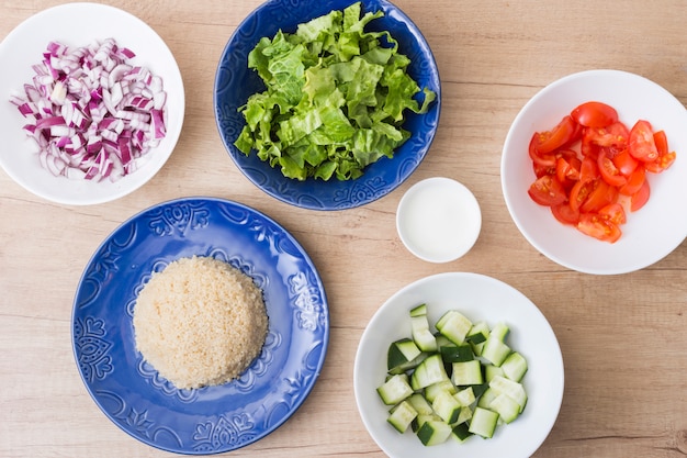 Arroz Cocido Con Verduras Cortadas En Cuencos