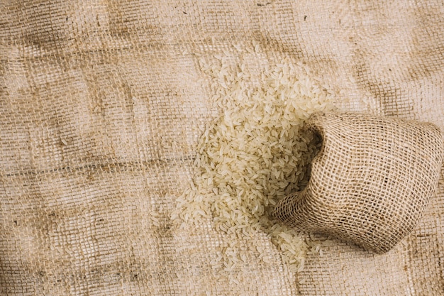 Arroz derramado de la bolsa