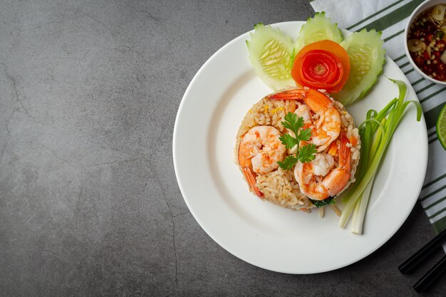 Arroz frito con camarones americanos servido con salsa de pescado con chile comida tailandesa.