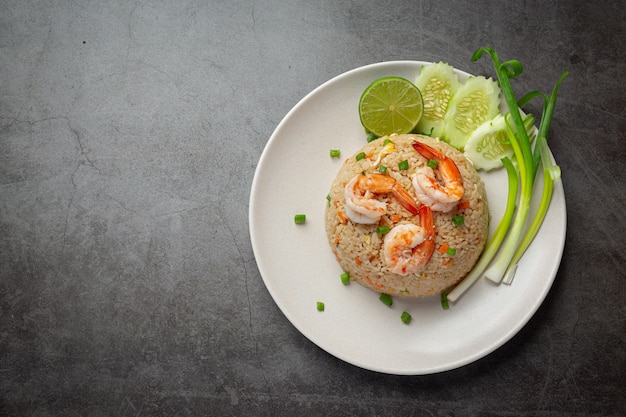 Arroz frito con camarones americanos servido con salsa de pescado con chile comida tailandesa.