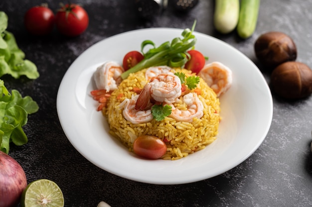 Arroz frito de camarones con tomates, zanahorias y cebolletas en el plato