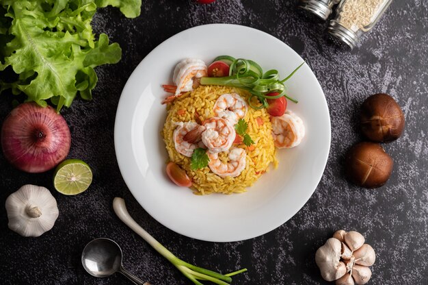 Arroz frito de camarones con tomates, zanahorias y cebolletas en el plato