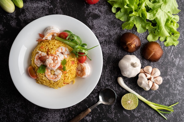 Arroz frito de camarones con tomates, zanahorias y cebolletas en el plato