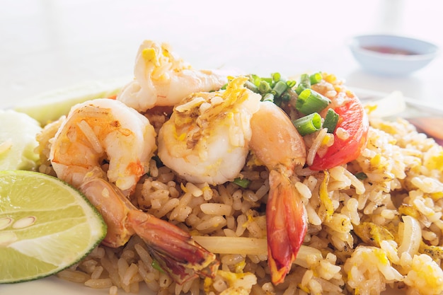 Foto gratuita arroz frito con camarones