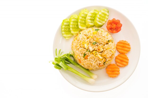 Arroz frito con carne de cangrejo en plato blanco