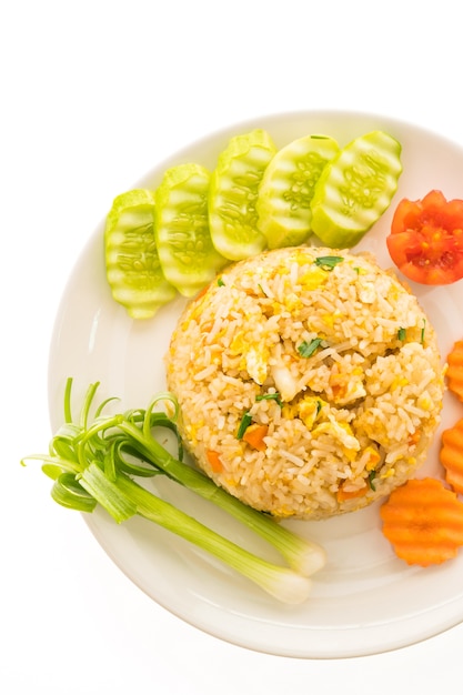 Arroz frito con carne de cangrejo en plato blanco