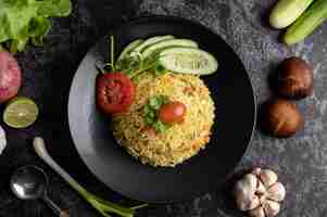 Foto gratuita arroz frito con carne de cerdo picada, tomate, zanahoria y pepino en el plato