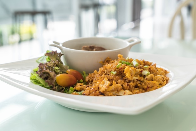 Foto gratuita arroz frito con costillas de cerdo al vapor