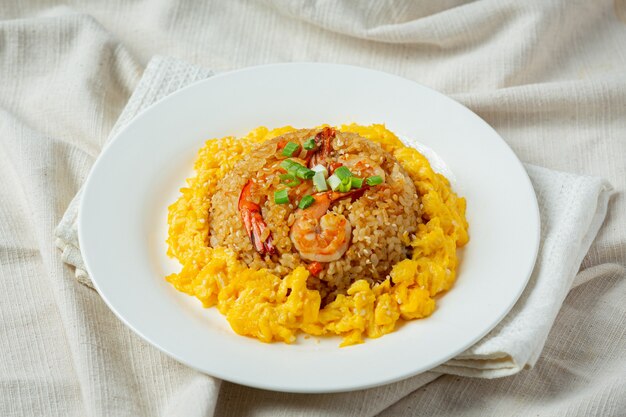 Arroz frito con kimchi sobre fondo oscuro