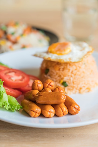 arroz frito con salchicha y huevo frito