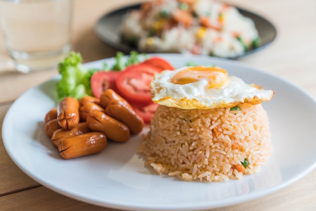 Foto gratuita arroz frito con salchicha y huevo frito