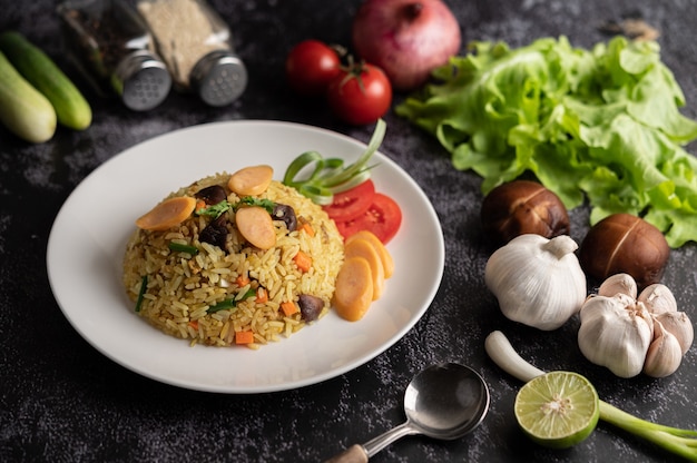 Arroz frito de salchicha con tomates, zanahorias y setas shiitake en el plato