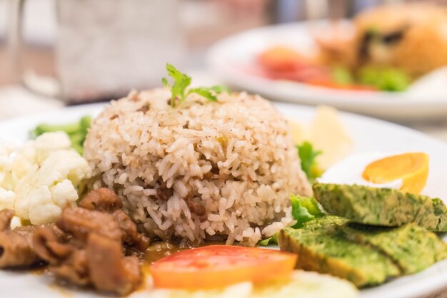 Arroz frito con salsa de pasta de camarones