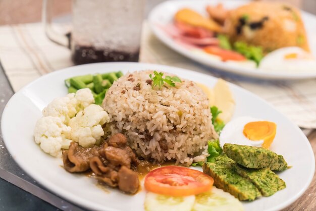 Arroz frito con salsa de pasta de camarones