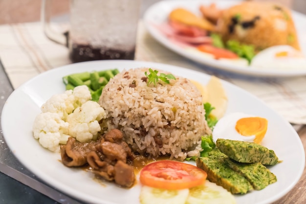 Arroz frito con salsa de pasta de camarones