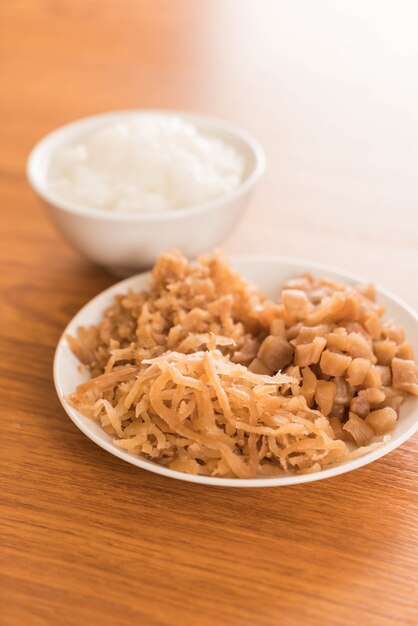 Arroz hervido con rábano en escabeche