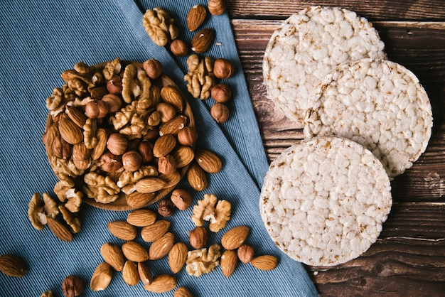 Foto gratuita arroz inflado y diseño de nueces sobre fondo de madera.