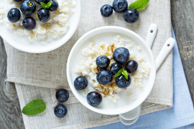 Arroz con leche con almíbar y frutos rojos